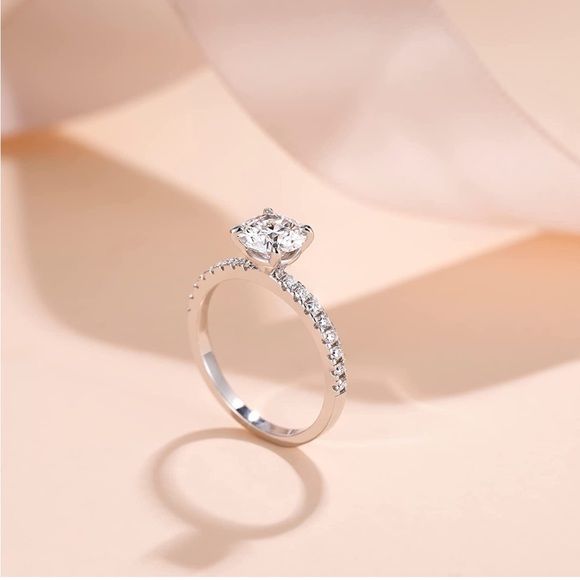 Woman’s ring - Picture 4 of 5